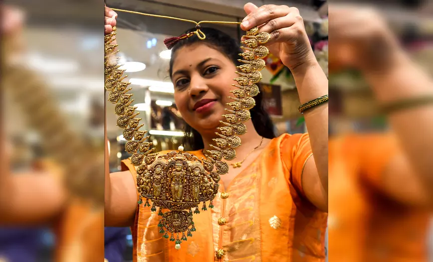 सोने और चांदी धड़ाम, गिरावट 10 प्रतिशत तक बढ़ी सोने और चांदी धड़ाम, गिरावट 10 प्रतिशत तक बढ़ी