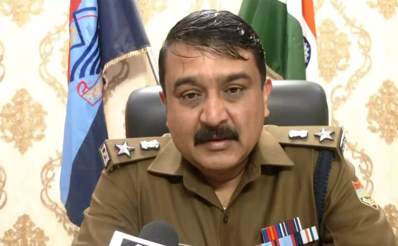 Uttarakhand: दो कश्मीरी युवकों पर हमला करने के आरोपी दुकानदार को हिरासत में लिया गया Uttarakhand: दो कश्मीरी युवकों पर हमला करने के आरोपी दुकानदार को हिरासत में लिया गया