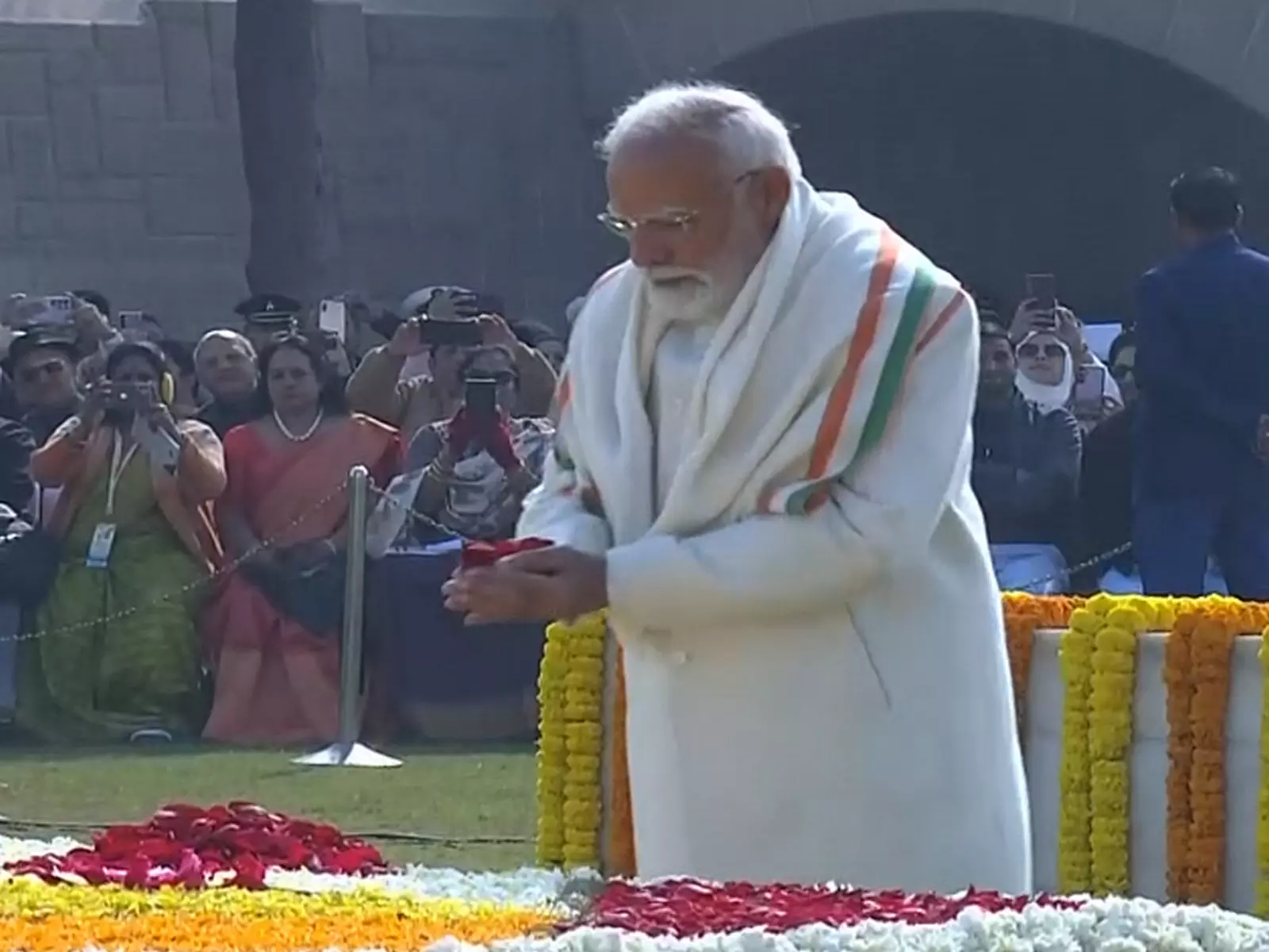 PM मोदी ने राजघाट पर महात्मा गांधी की 78वीं पुण्यतिथि पर उन्हें पुष्पांजलि अर्पित की PM मोदी ने राजघाट पर महात्मा गांधी की 78वीं पुण्यतिथि पर उन्हें पुष्पांजलि अर्पित की