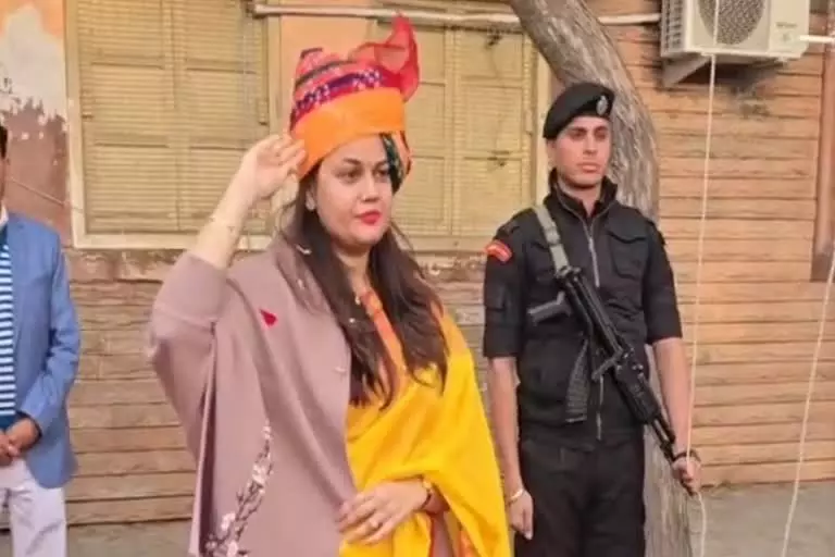 Deepfake मामले की गूंज, बाड़मेर कलेक्टर ने गणतंत्र दिवस अवॉर्ड छोड़ा Deepfake मामले की गूंज, बाड़मेर कलेक्टर ने गणतंत्र दिवस अवॉर्ड छोड़ा