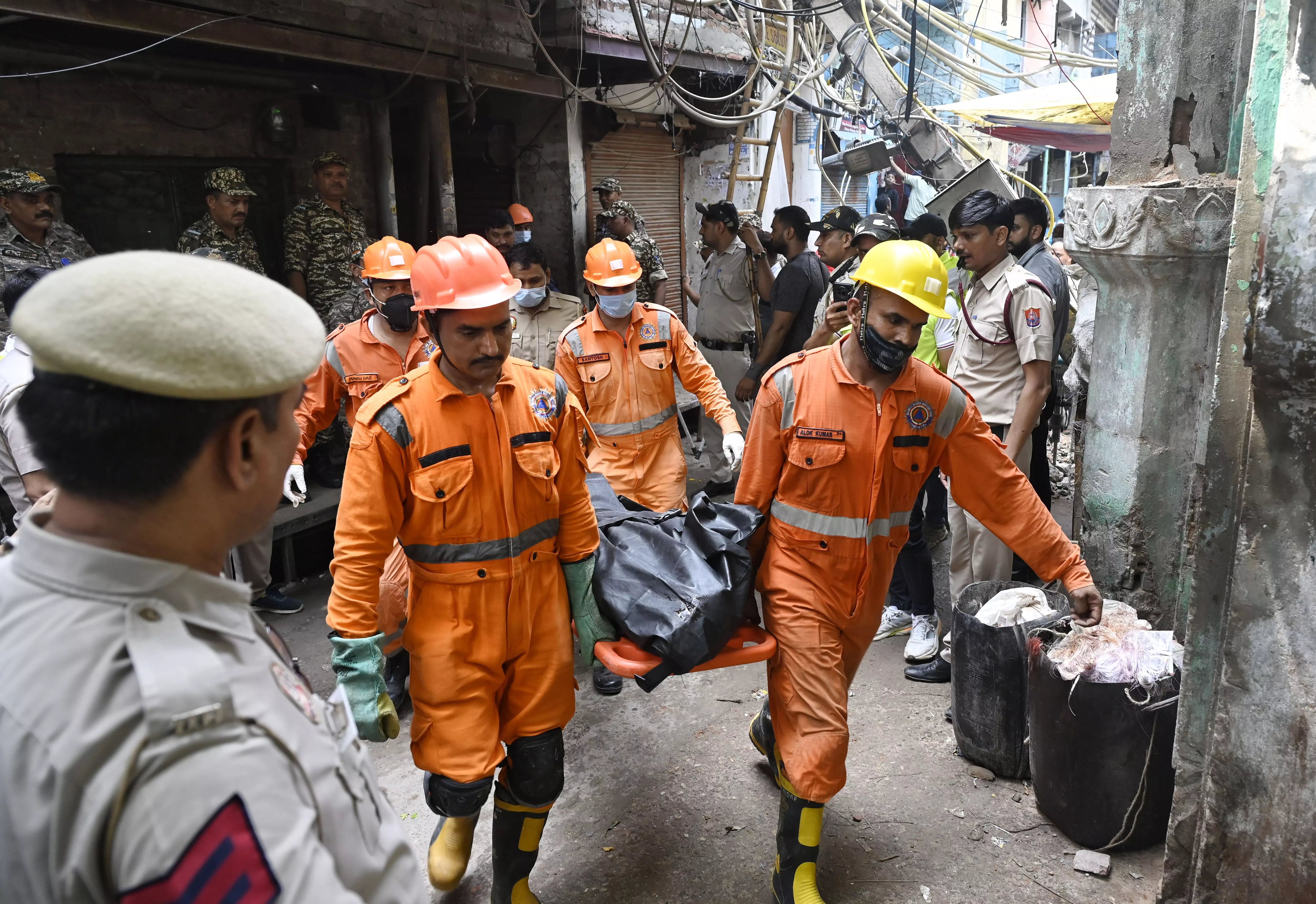 Delhi: प्रीत विहार में इमारत ढह गई, दमकलकर्मी मौके पर मौजूद Delhi: प्रीत विहार में इमारत ढह गई, दमकलकर्मी मौके पर मौजूद