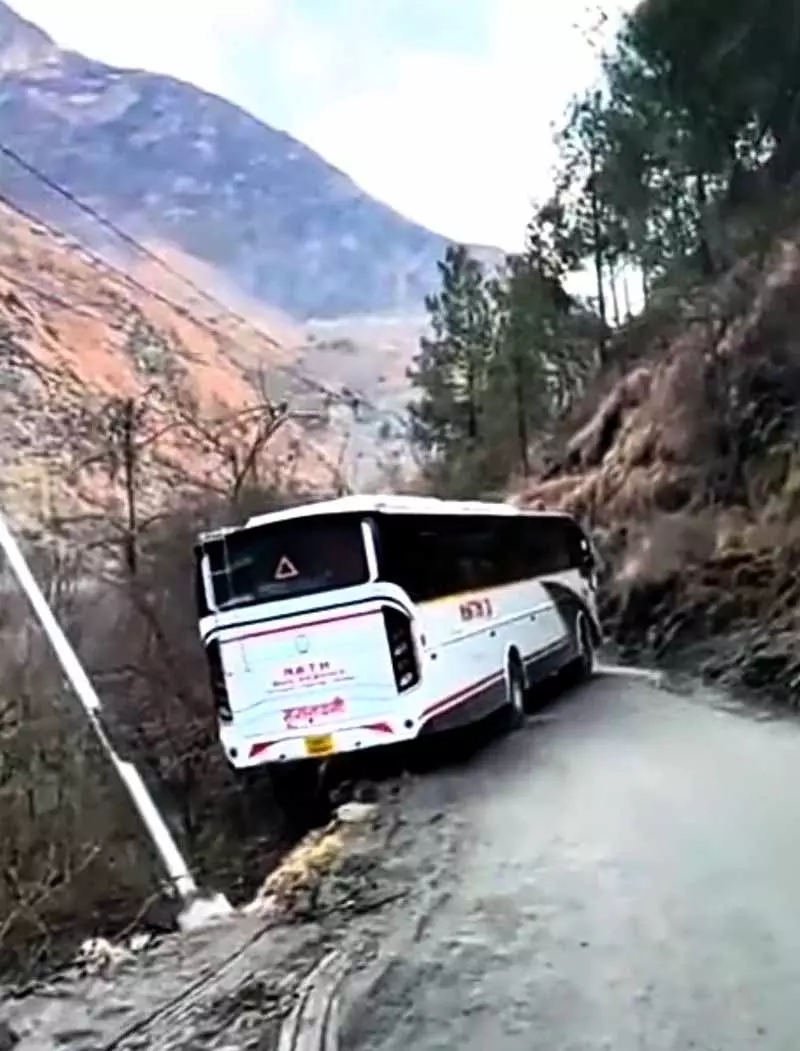 बड़ी दुर्घटना टली, टूरिस्ट बस स्किड होकर Manikaran road के किनारे रुक गई बड़ी दुर्घटना टली, टूरिस्ट बस स्किड होकर Manikaran road के किनारे रुक गई