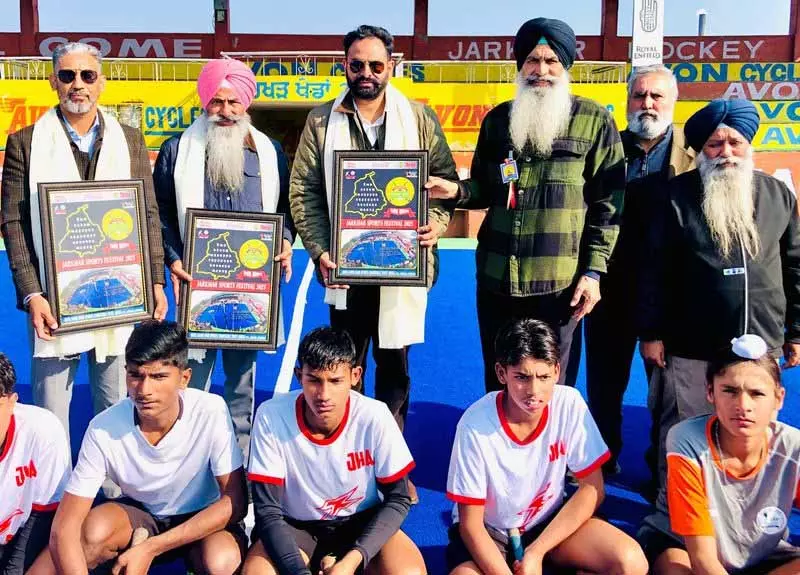 Ludhiana: अंतर्राष्ट्रीय हॉकी खिलाड़ी ने जरखर अकादमी का दौरा किया Ludhiana: अंतर्राष्ट्रीय हॉकी खिलाड़ी ने जरखर अकादमी का दौरा किया