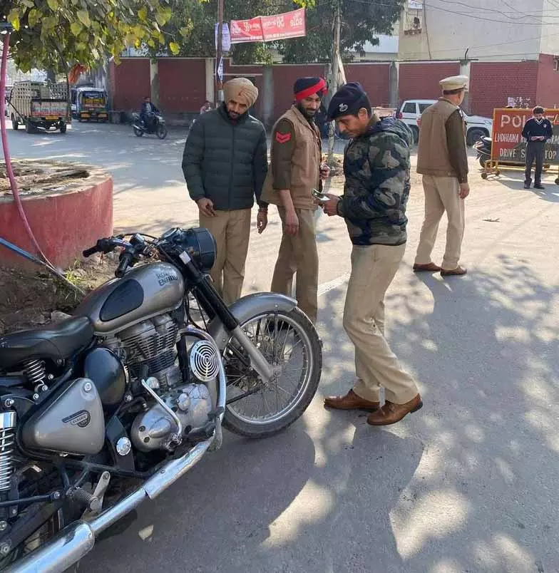 Ludhiana: एनफोर्समेंट ड्राइव के दौरान 31 गाड़ियों का चालान किया गया, एक गाड़ी जब्त की गई Ludhiana: एनफोर्समेंट ड्राइव के दौरान 31 गाड़ियों का चालान किया गया, एक गाड़ी जब्त की गई