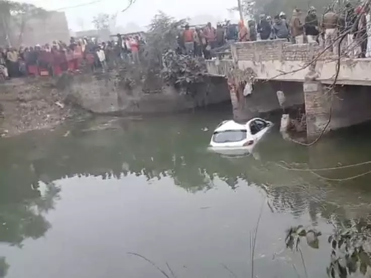 Muzaffarpur: अनियंत्रित कार हादसा, जेई समेत 2 की जान गई Muzaffarpur: अनियंत्रित कार हादसा, जेई समेत 2 की जान गई