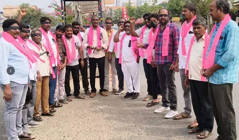 BRS लक्ष्मीदेवीपल्ली के नेताओं ने केसीआर को एसआईटी नोटिस के खिलाफ विरोध प्रदर्शन किया BRS लक्ष्मीदेवीपल्ली के नेताओं ने केसीआर को एसआईटी नोटिस के खिलाफ विरोध प्रदर्शन किया