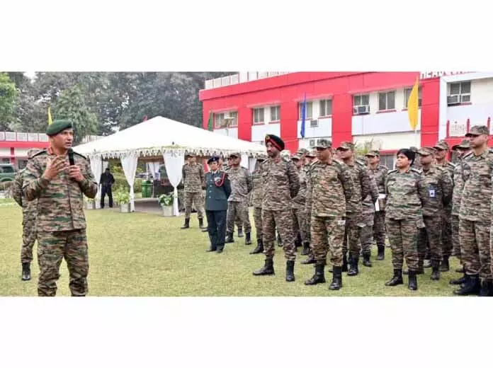 JAMMU: उत्तरी सेना कमांडर ने रेड ईगल डिवीजन की ऑपरेशनल तैयारियों की समीक्षा की JAMMU: उत्तरी सेना कमांडर ने रेड ईगल डिवीजन की ऑपरेशनल तैयारियों की समीक्षा की