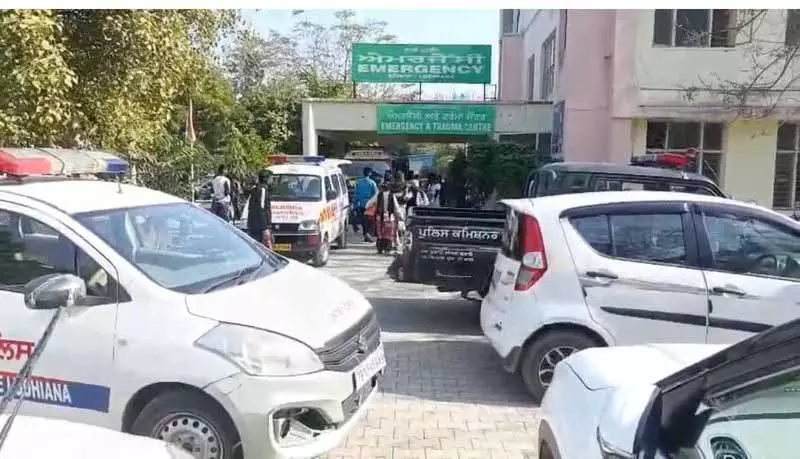 Civil Hospital में पार्किंग अव्यवस्था को लेकर एम्बुलेंस ड्राइवरों ने विरोध प्रदर्शन किया Civil Hospital में पार्किंग अव्यवस्था को लेकर एम्बुलेंस ड्राइवरों ने विरोध प्रदर्शन किया