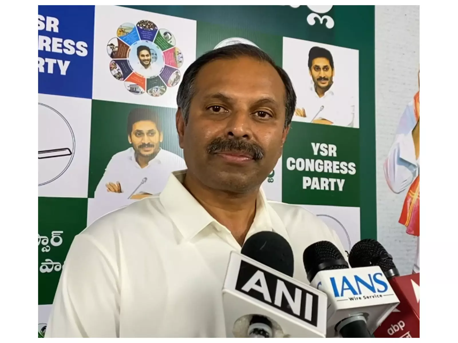 YSRCP के गडिकोटा श्रीकांत रेड्डी ने तिरुमाला लड्डू के दावों पर सीएम चंद्रबाबू नायडू की आलोचना की YSRCP के गडिकोटा श्रीकांत रेड्डी ने तिरुमाला लड्डू के दावों पर सीएम चंद्रबाबू नायडू की आलोचना की