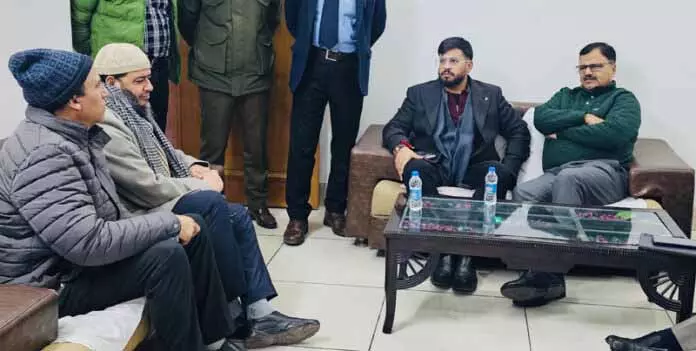 Rana ने बर्फबारी प्रभावित राजौरी में विकास कार्यों और आवश्यक सेवाओं की बहाली की समीक्षा की Rana ने बर्फबारी प्रभावित राजौरी में विकास कार्यों और आवश्यक सेवाओं की बहाली की समीक्षा की