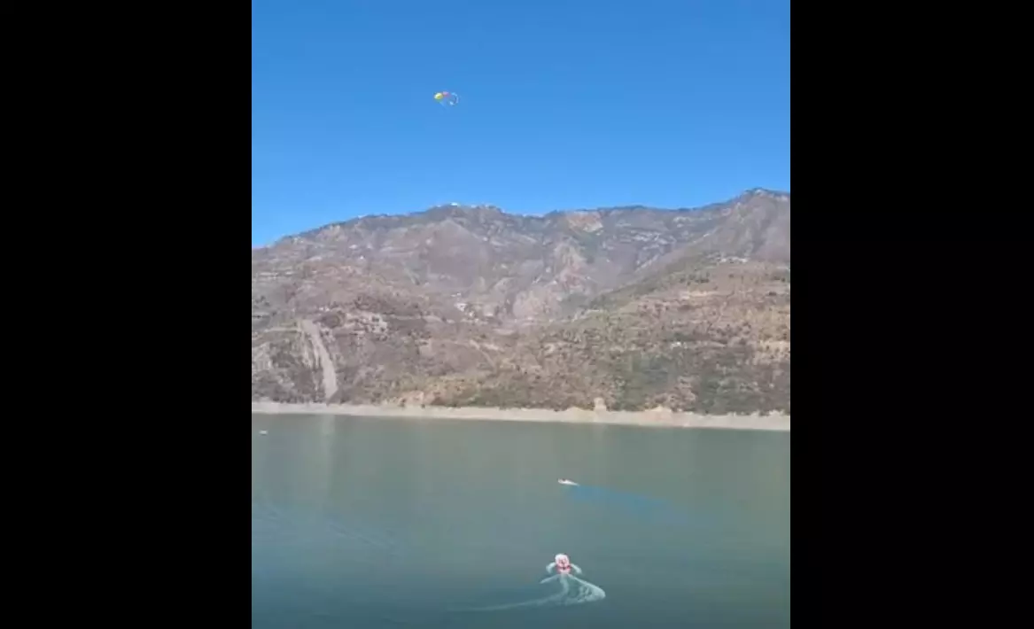 LIVE VIDEO: बड़ा हादसा होते-होते टल गया...दो पैराग्लाइडर अनियंत्रित होकर झील में गिरे, तभी... LIVE VIDEO: बड़ा हादसा होते-होते टल गया...दो पैराग्लाइडर अनियंत्रित होकर झील में गिरे, तभी...