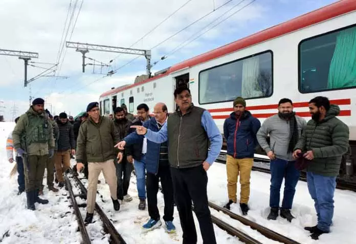 बर्फबारी के बाद नॉर्दर्न रेलवे के GM ने श्रीनगर-कटरा सेक्शन का निरीक्षण किया बर्फबारी के बाद नॉर्दर्न रेलवे के GM ने श्रीनगर-कटरा सेक्शन का निरीक्षण किया