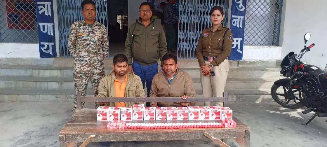 नाबालिगों को व्हाइटनर बेचने वाले दो स्टेशनरी संचालक गिरफ्तार, 234 पेन जब्त नाबालिगों को व्हाइटनर बेचने वाले दो स्टेशनरी संचालक गिरफ्तार, 234 पेन जब्त