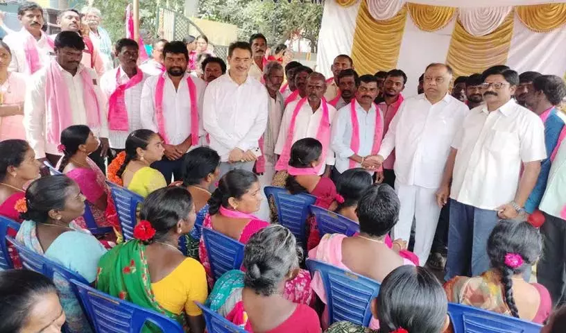 पूर्व विधायक कंडाला उपेंद्र रेड्डी ने बढ़ती गरीबी के लिए Congress Rule की आलोचना की पूर्व विधायक कंडाला उपेंद्र रेड्डी ने बढ़ती गरीबी के लिए Congress Rule की आलोचना की