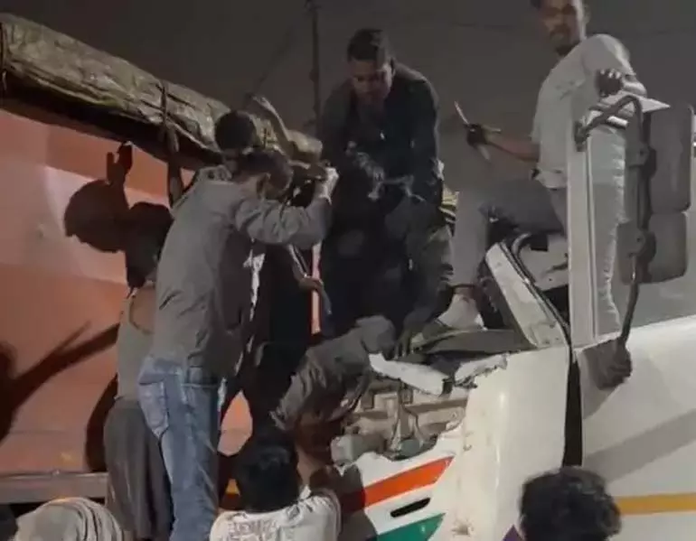CG: दो ट्रेलरों की आमने-सामने टक्कर, घंटों बाद कैबिन में फसे ड्राइवर को सुरक्षित निकाला CG: दो ट्रेलरों की आमने-सामने टक्कर, घंटों बाद कैबिन में फसे ड्राइवर को सुरक्षित निकाला