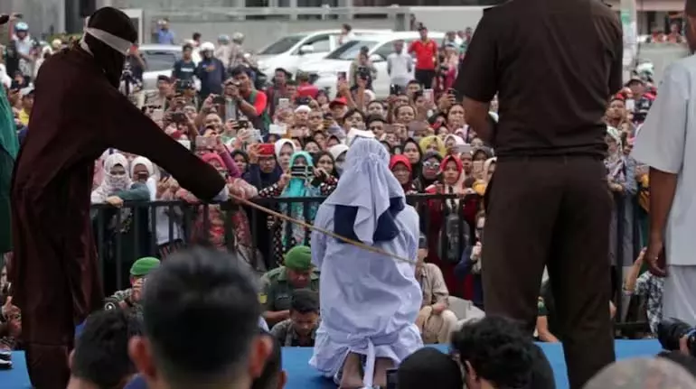 Indonesian महिला को शादी के बाहर सेक्स और शराब पीने के लिए 140 कोड़े मारे गए Indonesian महिला को शादी के बाहर सेक्स और शराब पीने के लिए 140 कोड़े मारे गए