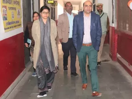 Pratapgarh: जिलाधिकारी ने विकास भवन के कार्यालयों का किया औचक निरीक्षण Pratapgarh: जिलाधिकारी ने विकास भवन के कार्यालयों का किया औचक निरीक्षण