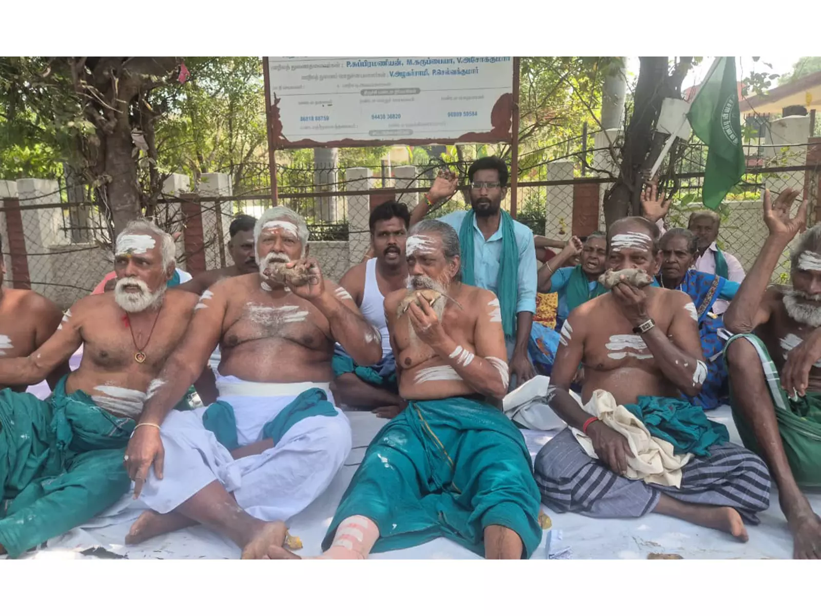 Trichy के किसानों ने सरकारी उपेक्षा का आरोप लगाते हुए विरोध प्रदर्शन में चूहे खाए Trichy के किसानों ने सरकारी उपेक्षा का आरोप लगाते हुए विरोध प्रदर्शन में चूहे खाए
