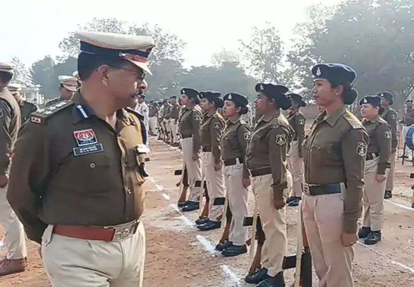 DIG डॉ. लाल उमेद सिंह ने जशपुर पुलिस लाइन का किया निरीक्षण, परेड की सलामी ली DIG डॉ. लाल उमेद सिंह ने जशपुर पुलिस लाइन का किया निरीक्षण, परेड की सलामी ली
