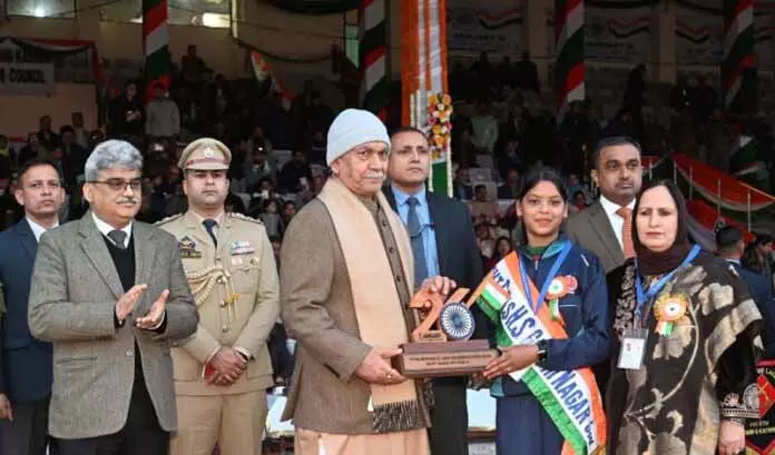 JAMMU: 77वें गणतंत्र दिवस समारोह का समापन बीटिंग रिट्रीट सेरेमनी के साथ हुआ JAMMU: 77वें गणतंत्र दिवस समारोह का समापन बीटिंग रिट्रीट सेरेमनी के साथ हुआ