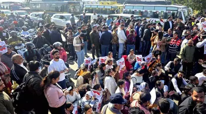 जम्मू में NLU के लिए बड़े पैमाने पर विरोध प्रदर्शन हुआ जम्मू में NLU के लिए बड़े पैमाने पर विरोध प्रदर्शन हुआ