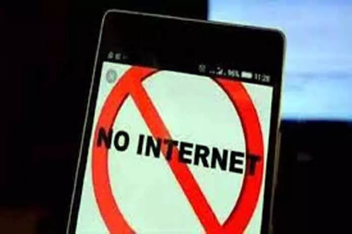 Kishtwar के 3 इलाकों में मोबाइल सेवाएं सस्पेंड कर दी गईं Kishtwar के 3 इलाकों में मोबाइल सेवाएं सस्पेंड कर दी गईं