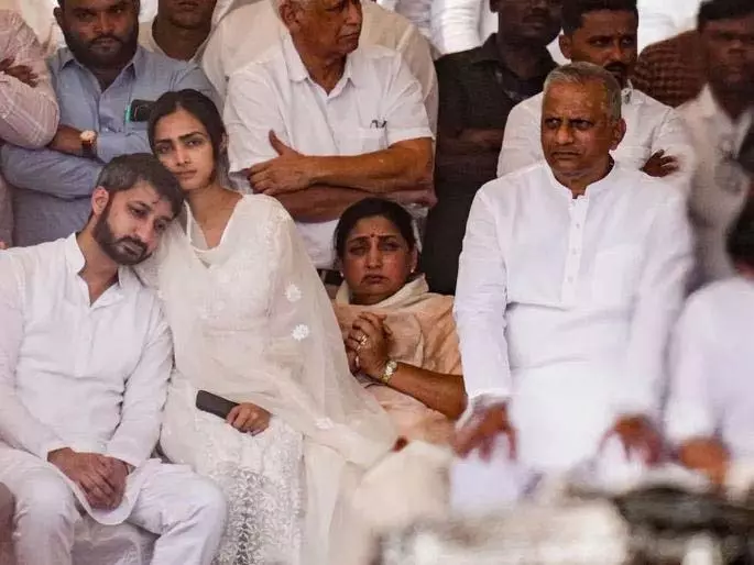NCP को सुनेत्रा पवार के हां का इंतज़ार; विधायकों को वेटिंग लिस्ट में रखा गया NCP को सुनेत्रा पवार के हां का इंतज़ार; विधायकों को वेटिंग लिस्ट में रखा गया