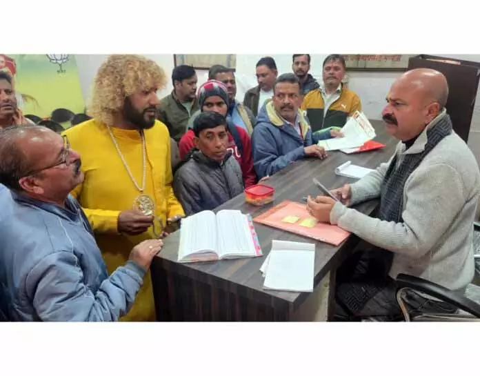 Yudhveer Sethi ने लगाया जनता दरबार, सुनीं शिकायतें Yudhveer Sethi ने लगाया जनता दरबार, सुनीं शिकायतें