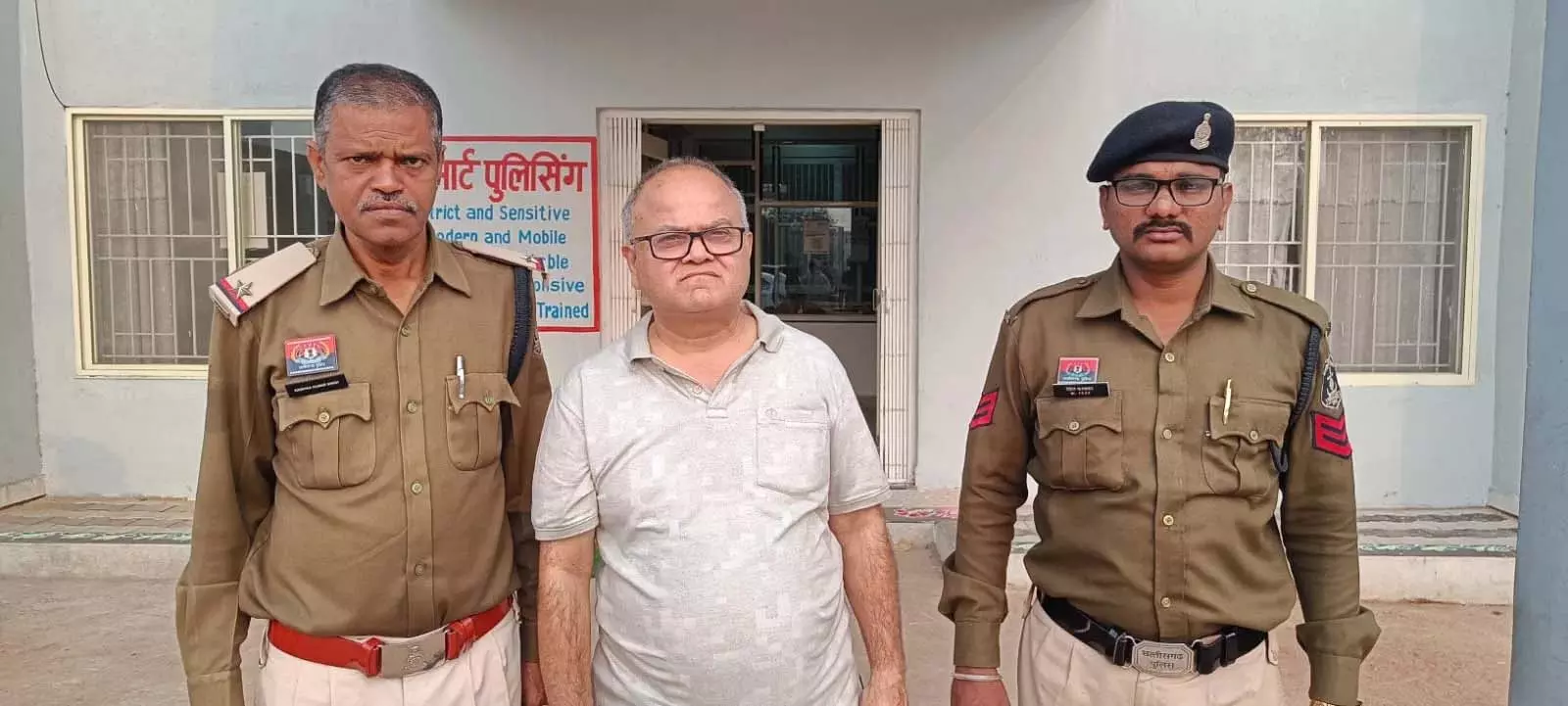 सूदखोरी का बड़ा खुलासा: 1.60 लाख के बदले 22 लाख की मांग, सूदखोर गिरफ्तार सूदखोरी का बड़ा खुलासा: 1.60 लाख के बदले 22 लाख की मांग, सूदखोर गिरफ्तार
