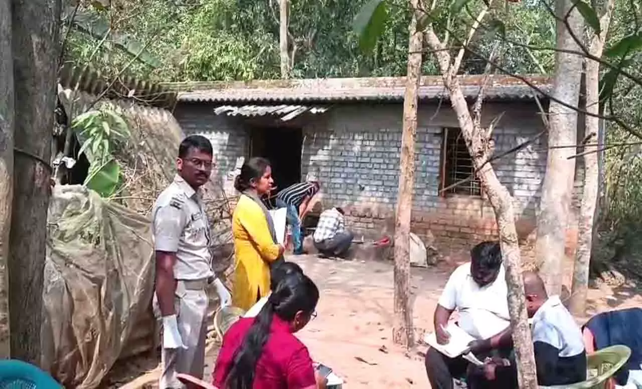 Odisha में अंधविश्वास का कहर, मां को डायन बताकर बेटे ने की हत्या Odisha में अंधविश्वास का कहर, मां को डायन बताकर बेटे ने की हत्या