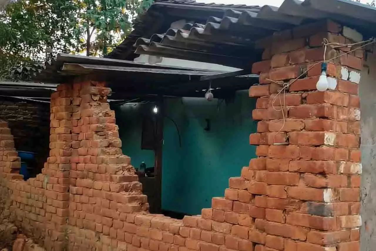 हाथियों का झुंड गांव में घुस गया, घरों और धान के भंडार को नुकसान पहुंचा हाथियों का झुंड गांव में घुस गया, घरों और धान के भंडार को नुकसान पहुंचा