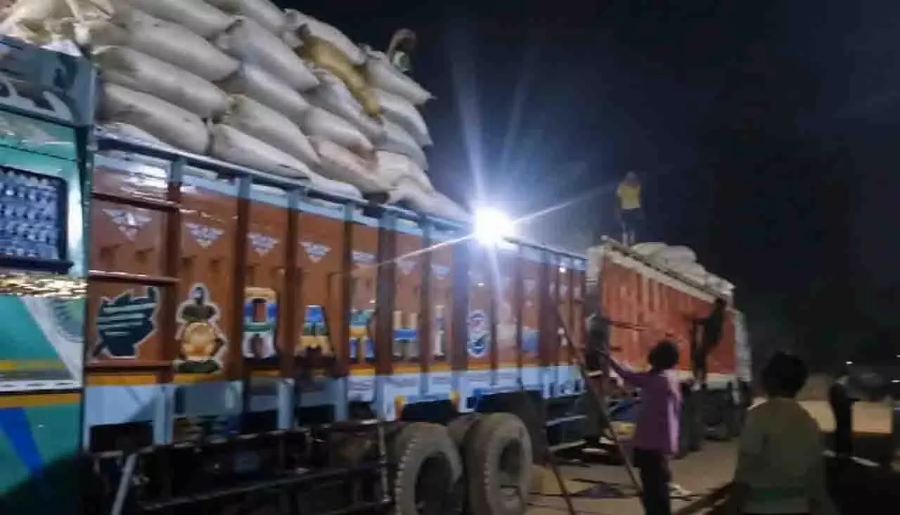 Balasore: धान तस्करी की कोशिश नाकाम, 1,800 बोरी जब्त Balasore: धान तस्करी की कोशिश नाकाम, 1,800 बोरी जब्त
