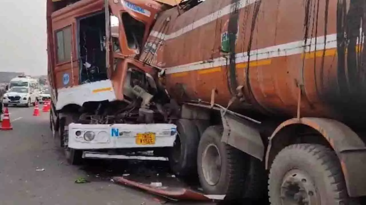 Bhubaneswar: तामांदो चौक पर कंटेनर–टैंकर टक्कर, ट्रैफिक बाधित Bhubaneswar: तामांदो चौक पर कंटेनर–टैंकर टक्कर, ट्रैफिक बाधित