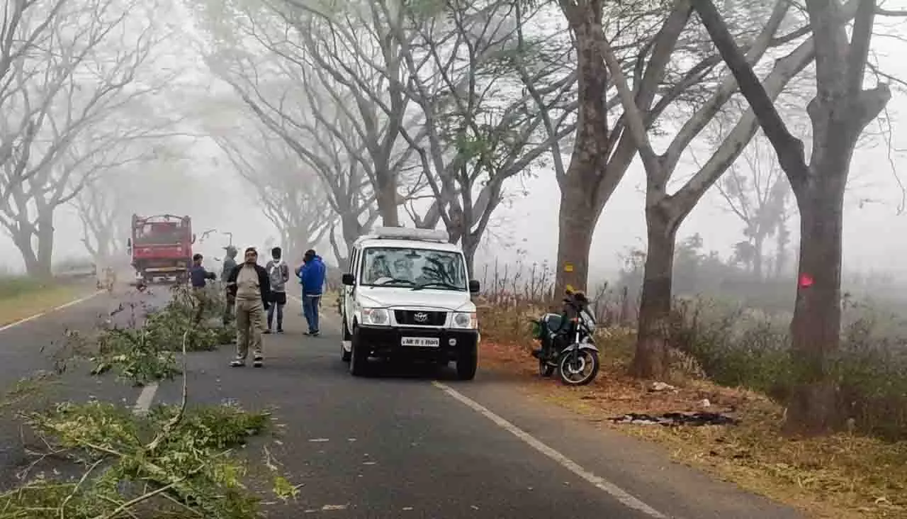 Odisha: हाईवे पर युवक की संदिग्ध मौत, पुलिस जांच में जुटी Odisha: हाईवे पर युवक की संदिग्ध मौत, पुलिस जांच में जुटी