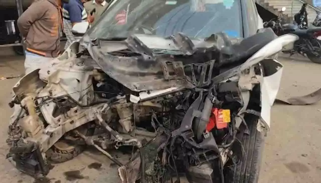 Sambalpur में कार बिजली के खंभे से टकराई, इंजन 100 फीट दूर जा गिरा Sambalpur में कार बिजली के खंभे से टकराई, इंजन 100 फीट दूर जा गिरा