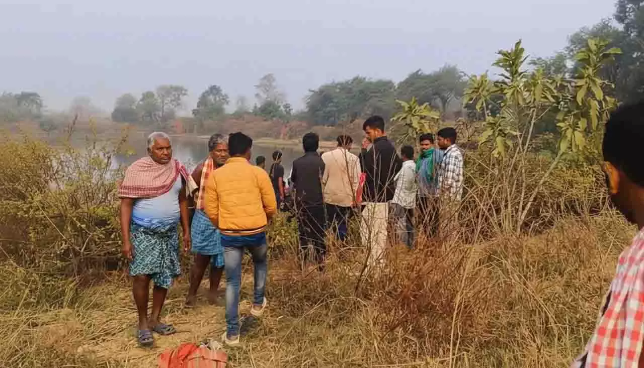 Odisha के बोलांगीर में तालाब से एक व्यक्ति का शव बरामद, हत्या का शक Odisha के बोलांगीर में तालाब से एक व्यक्ति का शव बरामद, हत्या का शक