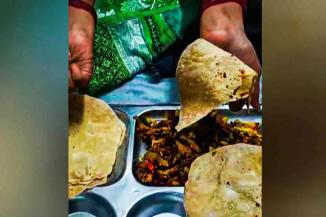 भुवनेश्वर के BJB कॉलेज हॉस्टल के खाने में कीड़े मिलने से छात्रों में गुस्सा भुवनेश्वर के BJB कॉलेज हॉस्टल के खाने में कीड़े मिलने से छात्रों में गुस्सा