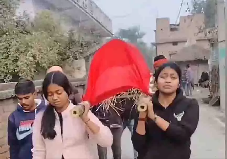 रिश्तेदार नहीं आए, बेटियों ने मां की अर्थी खुद उठाई और चिता जलाई रिश्तेदार नहीं आए, बेटियों ने मां की अर्थी खुद उठाई और चिता जलाई