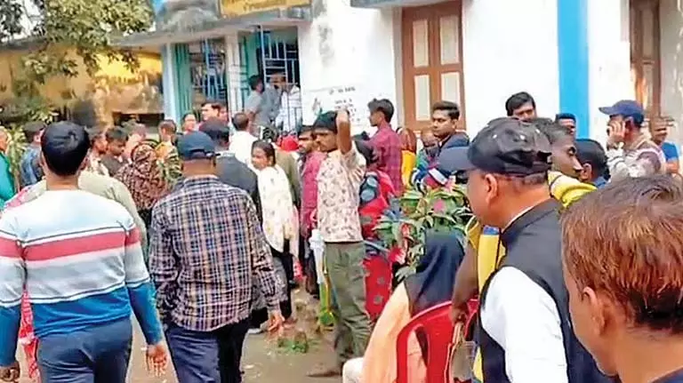 Voters विरोध कर रहे हैं कि दस्तावेजों की रसीद पर मुहर क्यों नहीं लगी Voters विरोध कर रहे हैं कि दस्तावेजों की रसीद पर मुहर क्यों नहीं लगी