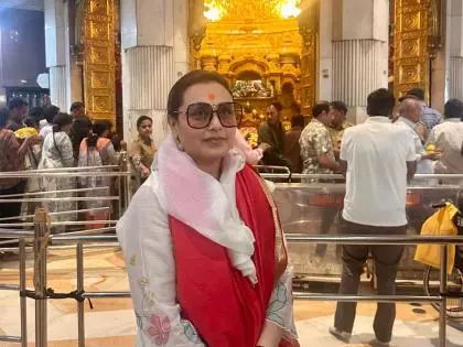 Rani मुखर्जी ने मर्दानी 3 की रिलीज पर सिद्धिविनायक मंदिर में पूजा की Rani मुखर्जी ने मर्दानी 3 की रिलीज पर सिद्धिविनायक मंदिर में पूजा की