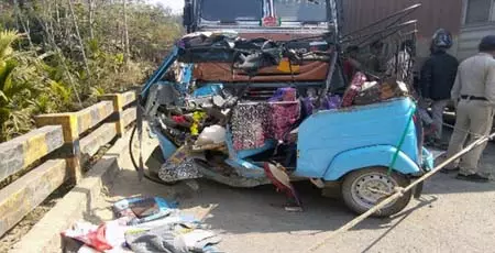 ट्रक-ऑटो की आमने-सामने टक्कर, चार की मौत दो घायल ट्रक-ऑटो की आमने-सामने टक्कर, चार की मौत दो घायल