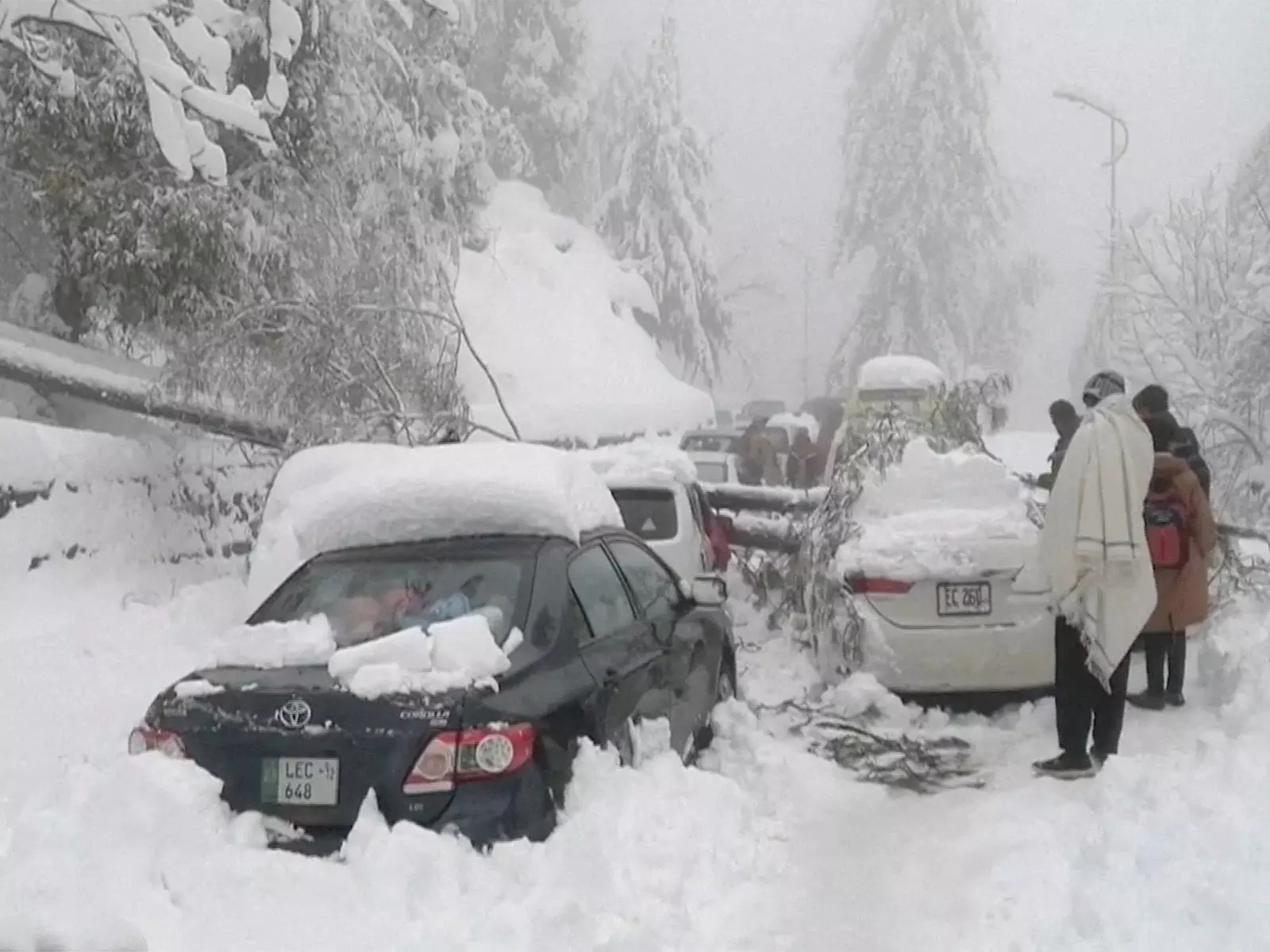 भारी हिमपात से बिजली व्यवस्था ठप, पाकिस्तान अधिकृत Jammu-कश्मीर में उपेक्षा उजागर भारी हिमपात से बिजली व्यवस्था ठप, पाकिस्तान अधिकृत Jammu-कश्मीर में उपेक्षा उजागर