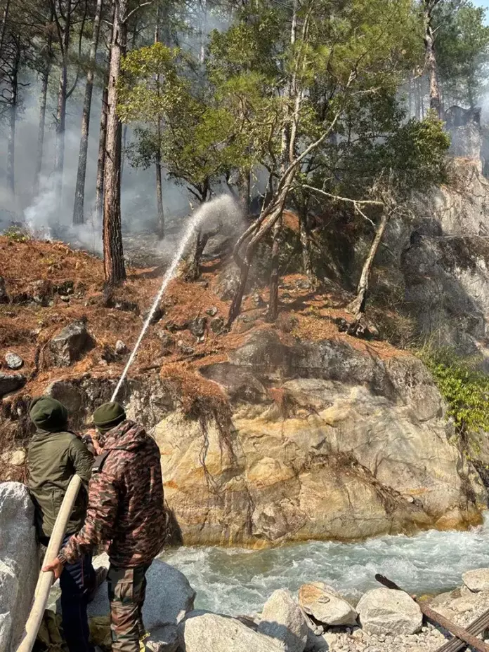 Arunachal: रक्षा कर्मियों ने भारत-चीन सीमा पर जंगल की आग बुझाई Arunachal: रक्षा कर्मियों ने भारत-चीन सीमा पर जंगल की आग बुझाई