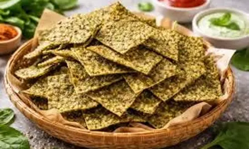 Palak Multigrain Baked Chips: सिर्फ 15 मिनट में बनाएं हेल्दी और क्रिस्पी पालक मल्टीग्रेन चिप्स