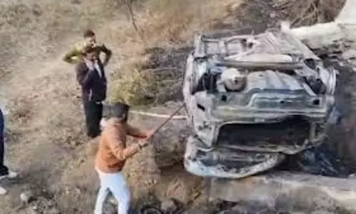 Rajkot: 8 फीट ऊंचाई से गिरी कार, 3 लोग जिंदा जले Rajkot: 8 फीट ऊंचाई से गिरी कार, 3 लोग जिंदा जले
