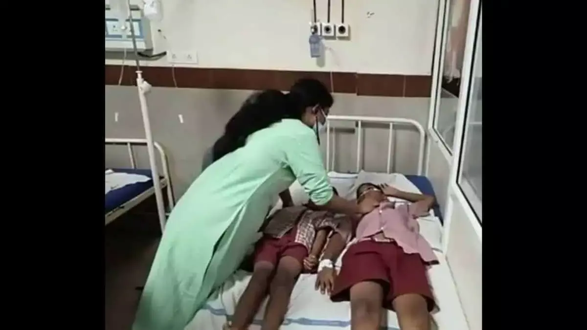 Telangana: फूड पॉइज़निंग के कारण सरकारी स्कूल के 38 छात्र अस्पताल में भर्ती