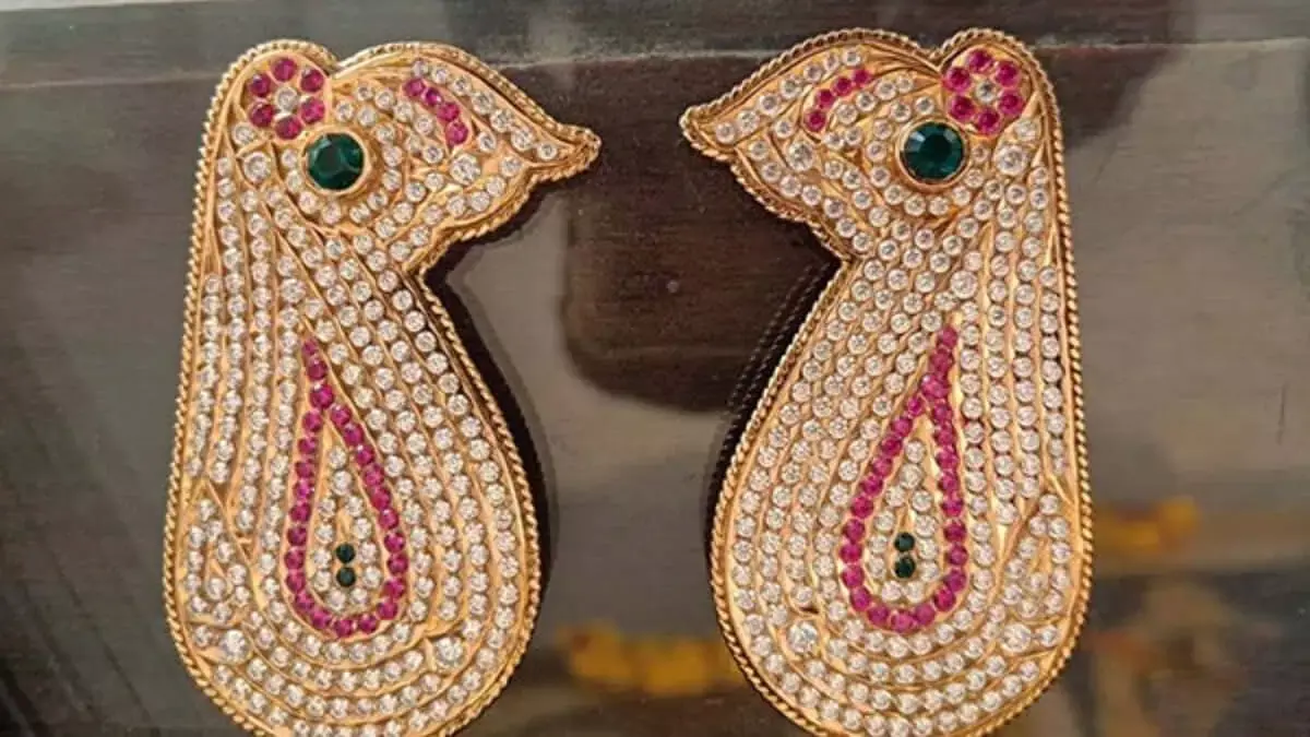 Hyderabad: एक भक्त ने तिरुचनूर मंदिर को 23 लाख रुपये के सोने के गहने किए दान Hyderabad: एक भक्त ने तिरुचनूर मंदिर को 23 लाख रुपये के सोने के गहने किए दान