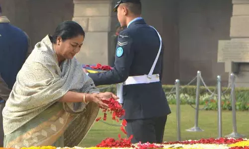 महात्मा गांधी की पुण्यतिथि पर Delhi सीएम और स्पीकर ने दी श्रद्धांजलि महात्मा गांधी की पुण्यतिथि पर Delhi सीएम और स्पीकर ने दी श्रद्धांजलि