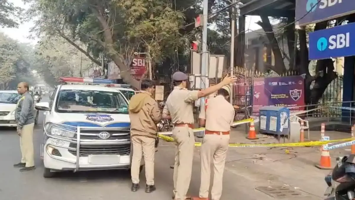 कोटी में SBI ATM पर हथियारबंद लुटेरों ने एक आदमी पर गोली चलाई, 6 लाख रुपये लूटे कोटी में SBI ATM पर हथियारबंद लुटेरों ने एक आदमी पर गोली चलाई, 6 लाख रुपये लूटे