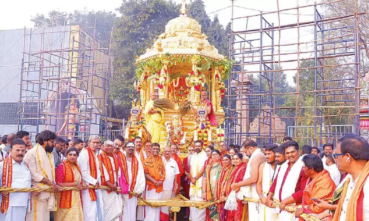 Andhra: श्रीशैलम देवस्थानम ने धार्मिक भव्यता के साथ स्वर्णारथोत्सव मनाया